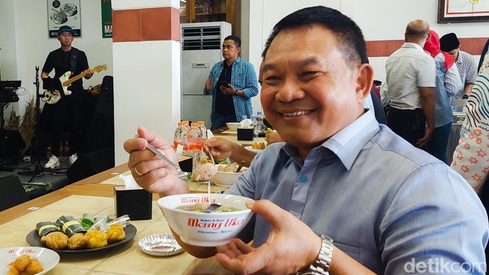 Jenderal Dudung Abdurachman Nikmati Bakso di Warung Bakso Miliknya di Cimahi