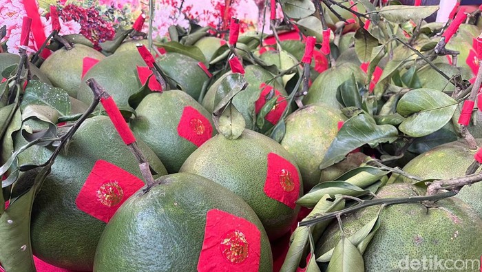 Jeruk bali dilelang dengan harga Rp 6.890.000 di Festival Cap Go Meh, Singkawang
