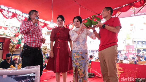 Jeruk bali dilelang dengan harga Rp 6.890.000 di Festival Cap Go Meh, Singkawang