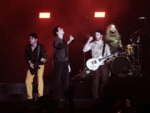 Potret Keseruan Konser Jonas Brothers Semalam
