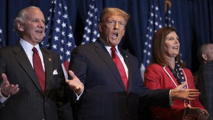 COLUMBIA, SOUTH CAROLINA - FEBRUARY 24: Republican presidential candidate and former President Donald Trump gestures to supporters at an election night watch party at the State Fairgrounds on February 24, 2024 in Columbia, South Carolina. Trump defeated Republican presidential candidate former U.N. Ambassador Nikki Haley in her home state as South Carolina held its primary today. Also pictured are South Carolina Governor Henry McMaster (L) and South Carolina Lieutenant Governor Pamela Evette (R).   Win McNamee/Getty Images/AFP (Photo by WIN MCNAMEE / GETTY IMAGES NORTH AMERICA / Getty Images via AFP)