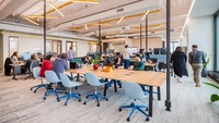 Adapun kantor pusat Google ini akan menampung lebih dari 3 ribu tenaga kerja dengan interior yang disusun menjadi 60 ‘lingkungan’ yang menjadi ruang pusat untuk tim yang terdiri dari sekitar 20-50 pekerja, menghilangkan kepemilikan meja agar mendukung area tempat duduk yang fleksibel.