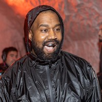 Kanye West pernah menjalani liposuction pada 2016. Rapper dan pebisnis fashion ini blak-blakan operasi plastik karena ingin terlihat lebih tampan. “Saya menjalani operasi plastik karena ingin tampil menarik di depan kalian semua. Saya menjalani sedot lemak karena saya tidak ingin kalian menyebut saya gemuk,” ujarnya, seperti dikutip dari TMZ. Foto: Arnold Jerocki/Getty Images