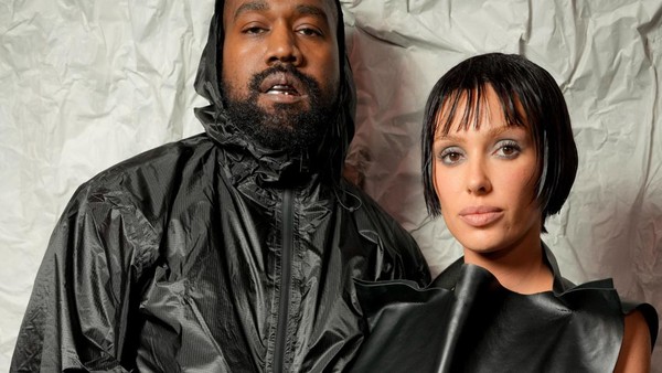 7 Gaya Bianca Censori di Milan Fashion Week, Istri Kanye West Makin Provokatif