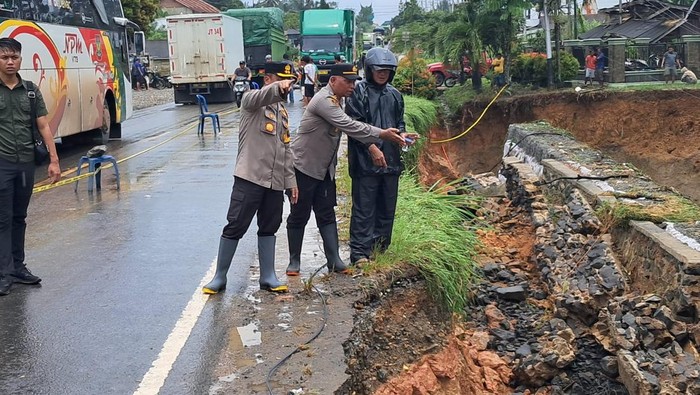 Kapolres Bungo AKBP Singgih meninjau jalan longsor di Kecamatan Jujuhan yang berbatasan dengan Sumatera Barat