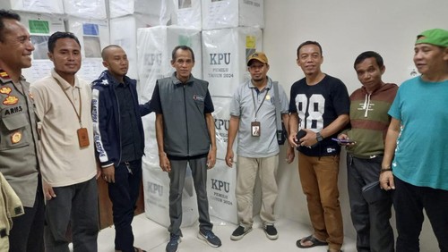 Kapolsek Dompu Ipda Ipda Arif Syarifuddin (berpakaian dinas polisi) berpose bersama Panwascam dan PPK Kecamatan Dompu di Kantor Camat Dompu, NTB. (Foto: Istimewa)