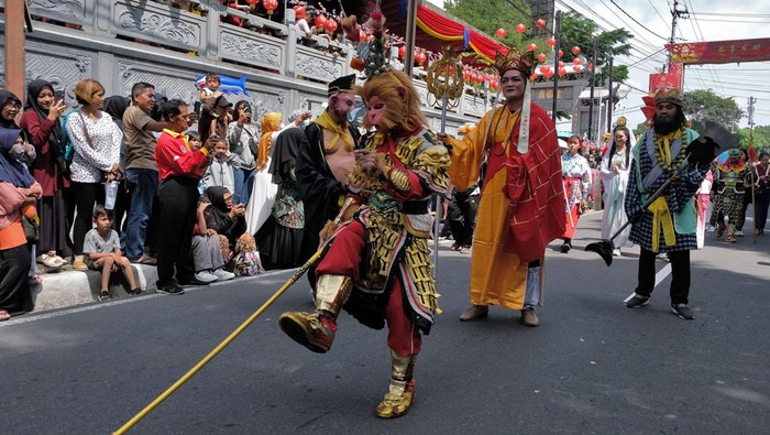 Peserta berpakaian tokoh kisah Perjalanan ke Barat Mencari Kitab Suci mengikuti kirab saat perayaan Cap Go Meh di Kota Magelang, Jawa Tengah, Minggu (25/2/2024). Kirab Cap Go Meh diikuti sedikitnya 1.000 peserta yang menampilkan berbagai seni budaya Tionghoa, kesenian tradisional Jawa dan pawai kendaraan hias. ANTARA FOTO/Anis Efizudin/aww.