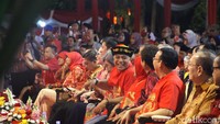 Wali Kota Surabaya Eri Cahyadi bersama dengan tamu undangan dalam perayaan Cap Go Meh di halaman Balai Kota Surabaya.