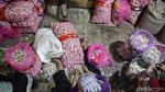 Kerja Keras Buruh Pengupas Bawang Putih