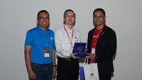 (Ki-Ka) Vice President Marketing dan Sales PT NS BlueScope Indonesia Irfan Fauzie, Vice President Business Transformation NS BlueScope ASEAN James Li memberikan cinderamata kepada Deputy General Secretary 1 PN IAI & ARCH:ID Programme Director Ar. Firman Setia Herwanto pada pembukaan pendaftaran ASEAN Steel Architecture Award 2024 di pameran ARCH:ID 2024, ICE BSD Tangerang. 
