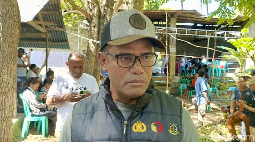 Komisioner Bawaslu Kabupaten Kupang Adam Horison Bao ketika diwawancarai detikBali saat pemantauan proses PSU di TPS 24, Kabupaten Kupang, NTT. (Simon Selly/detikBali)