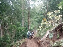 Jalan Tertimbun Longsor, Warga Bisnis Jasa Gotong Motor