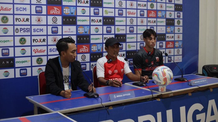 Asisten Pelatih Madura United, Rakhmad Basuki memberikan sinyal rotasi pemain di laga Madura United vs Persikabo 1973, pada pekan ke-26 Liga 1 2023/2024. Keputusan itu dibuat tidak terlepas dari padatnya jadwal yang dihadapi klub berjuluk Laskar Sapeh Kerrab tersebut.