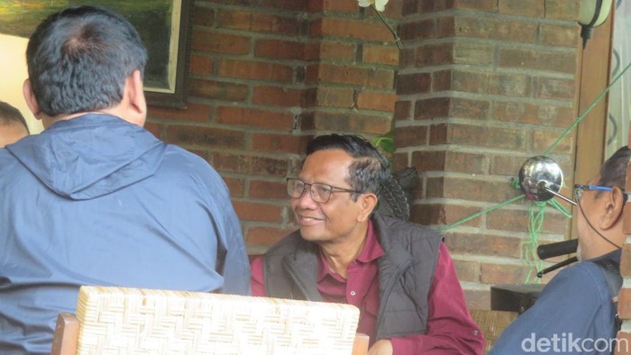 Mahfud Md dan keluarganya berkunjung ke Kopi Klothok, Pakem, Sleman, Minggu (25/2/2024).