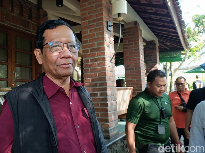 Mahfud Md saat di Kopi Klothok, Sleman, Jogja, Minggu (25/2/2024).