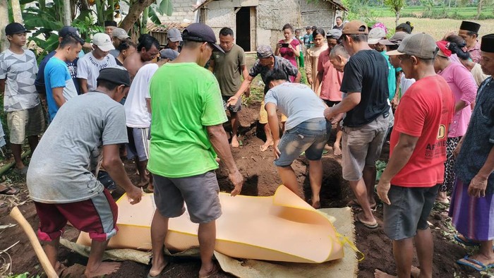 Makam seorang nenek di Desa Tugusari, Kecamatan Bangsalsari, Jember terpaksa dibongkar dan jenazahnya dimakamkan ke tempat lain. Mengapa itu dilakukan?