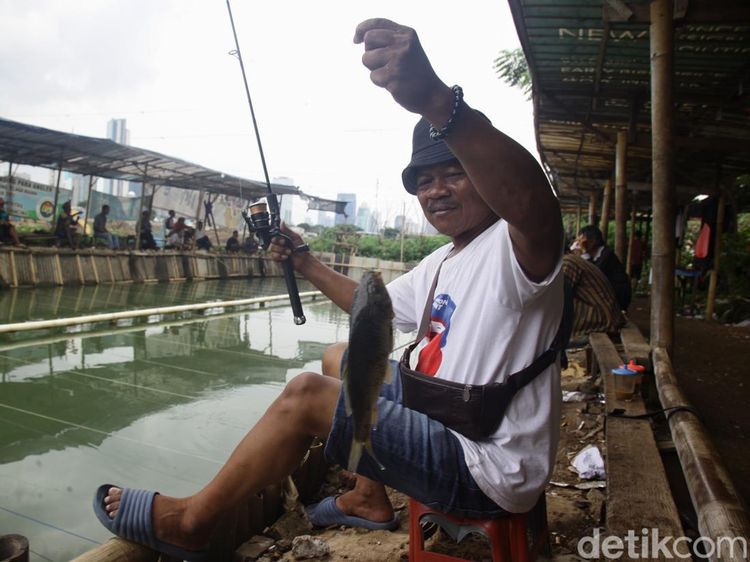 Memancing Ikan di Sungai Kanal Banjir Barat