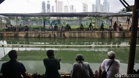 Bibir kanal yang dipenuhi sisa lumpur dan mengering dibuat empang oleh warga.