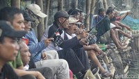 Pekerja memanfaatkan libur akhir pekan untuk memancing ikan di empang buatan di sungai Kanal Banjir Barat (KBB) Petamburan, Tanah Abang, Jakarta, Minggu, (25/2/2024).