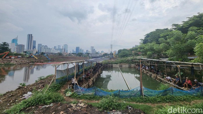 Memancing Ikan di Sungai Kanal Banjir Barat Mengisi libur akhir pekan, para pekerja memanfaatkan dengan memancing ikan di empang buatan di sungai Kanal Banjir Barat. Begini potretnya.