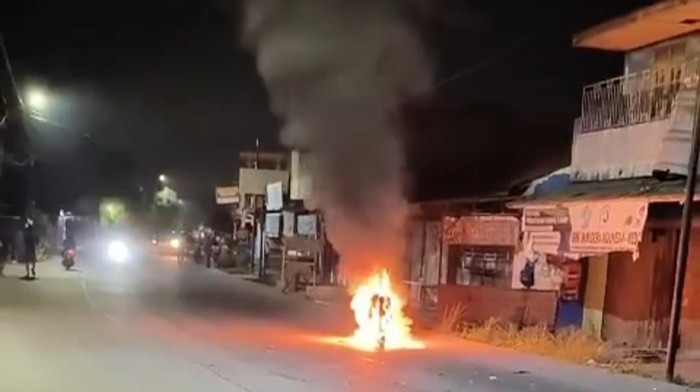 Motor anggota geng motor yang dibakar warga. (Foto: tangkapan layar)