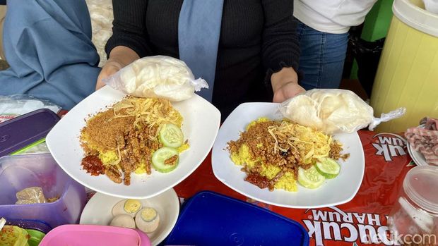 Nasi kuning Warung Utem di Saparua Bandung.