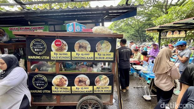 Nasi kuning Warung Utem di Saparua Bandung.