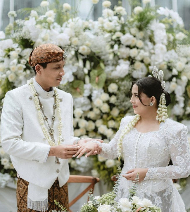 Nessie dan Andryan selama ini tampaknya menjalani hubungan yang tertutup dari publik. Pernikahan keduanya terekspos oleh partner pernikahan mereka yakni @thbridestory.  Foto: Dok. Instagram