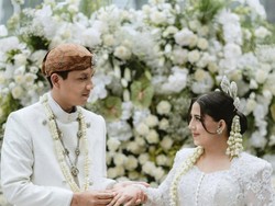 Foto Pernikahan Nessie Judge, Tampil Anggun Berkebaya Putih