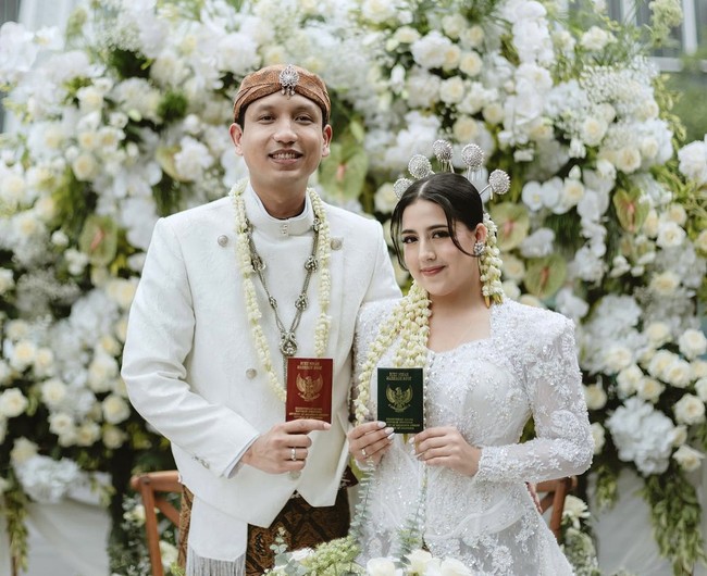 Nessie resmi dinikahi oleh pria bernama Andryan. Belum diketahui lebih lanjut siapa sosok suami Nessie Foto: Dok. Instagram