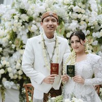 Nessie resmi dinikahi oleh pria bernama Andryan. Belum diketahui lebih lanjut siapa sosok suami Nessie Foto: Dok. Instagram