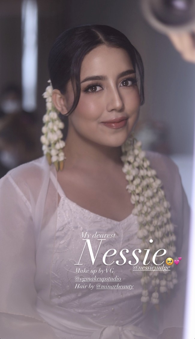 Tampilan makeup minimalis dipulas oleh makeup artist Vinna Gracia. Nessie tampaknya request makeup yang sederhana dan elegan tanpa kesan bold.  Foto: Dok. Instagram