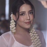 Tampilan makeup minimalis dipulas oleh makeup artist Vinna Gracia. Nessie tampaknya request makeup yang sederhana dan elegan tanpa kesan bold.  Foto: Dok. Instagram