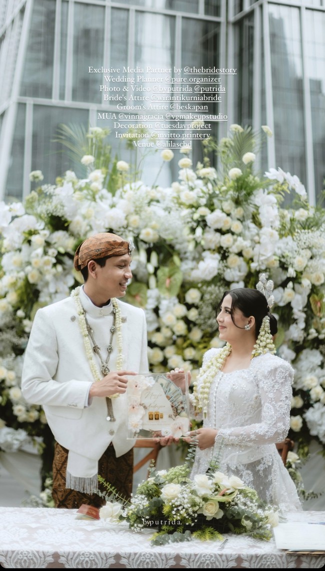 Sementara suaminya, Andryan mengenakan beskap putih dan kain bawahan batik yang senada seperti dipakai oleh YouTuber yang kerap mengunggah konten misteri itu.  Foto: Dok. Instagram