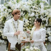 Sementara suaminya, Andryan mengenakan beskap putih dan kain bawahan batik yang senada seperti dipakai oleh YouTuber yang kerap mengunggah konten misteri itu.  Foto: Dok. Instagram