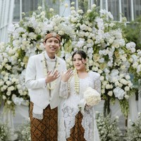 “Kami turut berbahagia atas pernikahan @nessiejudge bersama kekasih hatinya, yang telah resmi menjadi pasangan suami dan istri pagi ini Akad nikah berlangsung dengan khidmat yang dihadiri ole keluarga dan sahabat terdekat. Pasangan pengantin bar tampil dengan kebaya dan beskap yang serasi, berbalut nuansa putih nan cantik. Selamat atas pernikahannya, pasangan yang berbahagia!” Keterangan foto di Instagram The Bride Story. Foto: Dok. Instagram