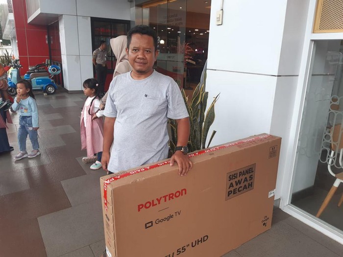 Pelanggan Setia Ini Happy, Beli TV Harga Miring di Transmart Full Day Sale