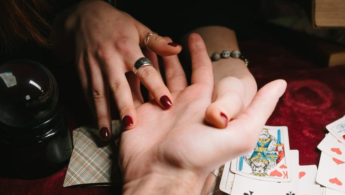 Peramal Garis Tangan.