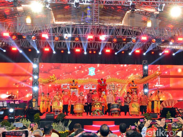 Meriahnya Perayaan Cap Go Meh di Balai Kota Surabaya