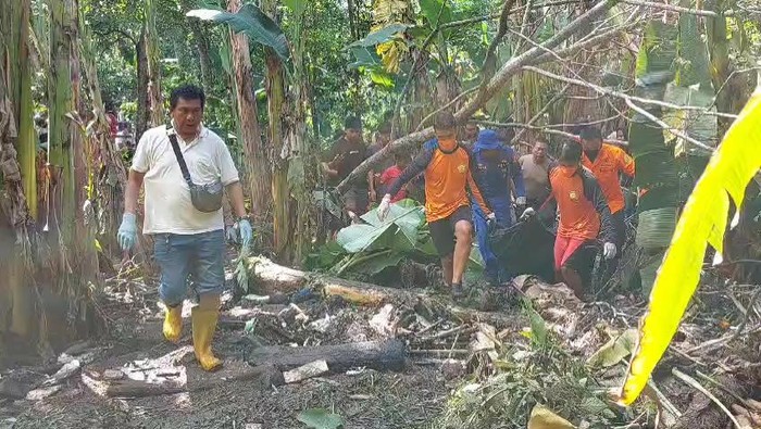 Petugas Basarnas Lampung mengevakuasi jasad pria tanpa identitas.