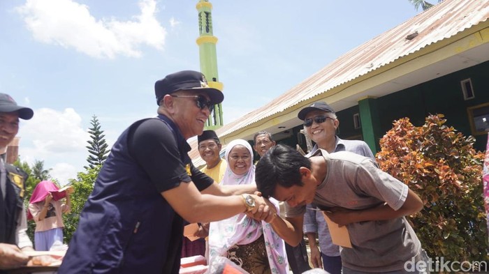 Pj Bupati Bone Andi Islamuddin menyerahkan bantuan ke warga terdampak angin puting beliung.
