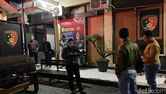 Polisi di Sukabumi keluar ruangan saat gempa di Banten terjadi.