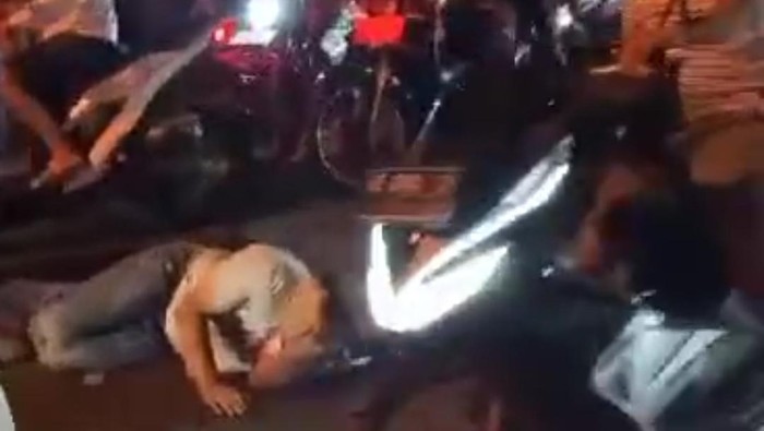 Potongan video pemuda tergeletak di tengah jalan usai dihajar gerombolan pemotor.