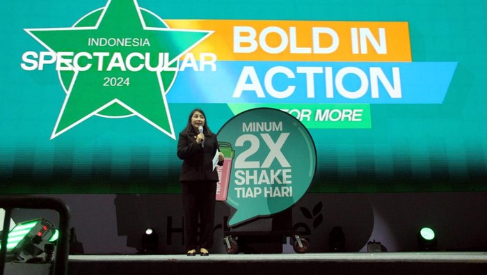 Senior Director and General Manager Herbalife Indonesia, Andam Dewi menyampaikan materi kepada member independen Herbalife saat acara Spectacular 2024 yang berlangsung pada tanggal 23 – 25 Februari 2024 di Sentul International Convention Center (SICC), Kabupaten Bogor, Jawa Barat, Minggu, 25/02/2024.