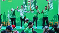 Wali Kota Bogor Bima Arya Sugiarto, Kepala Dinas Pemuda dan Olahraga Kota Bogor Taufik, S.H, Business Executive Officer Beverages & Culinary Dairy Business Unit PT Nestlé Indonesia Alaa Shaaban, Direktur Corporate Affairs PT Nestlé Indonesia Sufintri Rahayu dan turut hadir Perwakilan Komandan Pusat Pendidikan Zeni (Pusdikzi) Letkol Czi Robert Erianto Tumanggor, S.T, M.Sc melepas para peserta Road to MILO ACTIV Indonesia Race 2024 Bogor Series di Lapangan Zeni Angkatan Darat Bogor, Minggu (25/2/2024). 