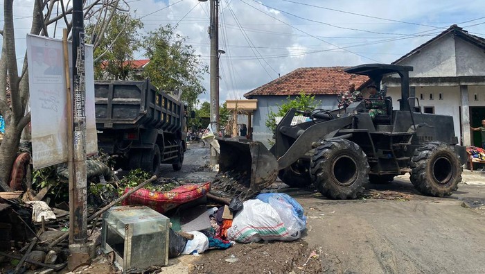 Prajurit Yonzipur 4/TK Kodam Diponegoro ikut membantu membersihkan dampak banjir di Kabupaten Demak, Minggu (25/2/2024).