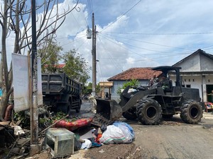Kodam Diponegoro Kerahkan Pasukan Yonzipur Bersihkan Sisa Banjir Demak