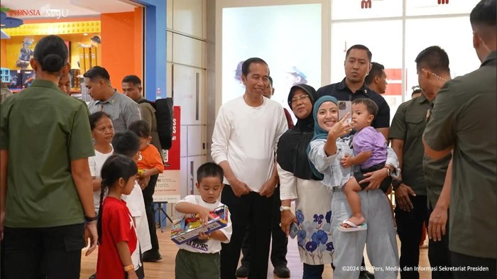 Presiden Jokowi bermain bersama cucu di Jakarta saat akhir pekan