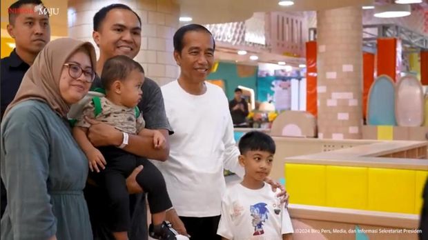 Presiden Jokowi bermain bersama cucu di Jakarta saat akhir pekan. Warga antusias minta foto. (Foto: YouTube Sekretariat Presiden)