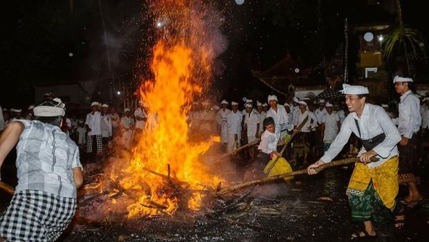 Prosesi ritual nyekjek api dalam rangka menyambut Nyepi adat di Desa Adat Pundukaha Kaja, Kecamatan Nusa Penida, Klungkung, Minggu (25/2/2024). (Istimewa).
